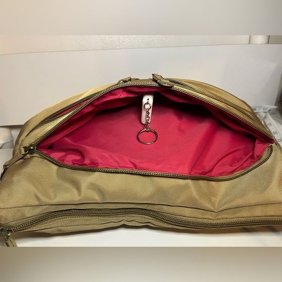 TravelOn,Shoulder bag,Tan,Adjustable strap. New no tags - Picture 10 of 13